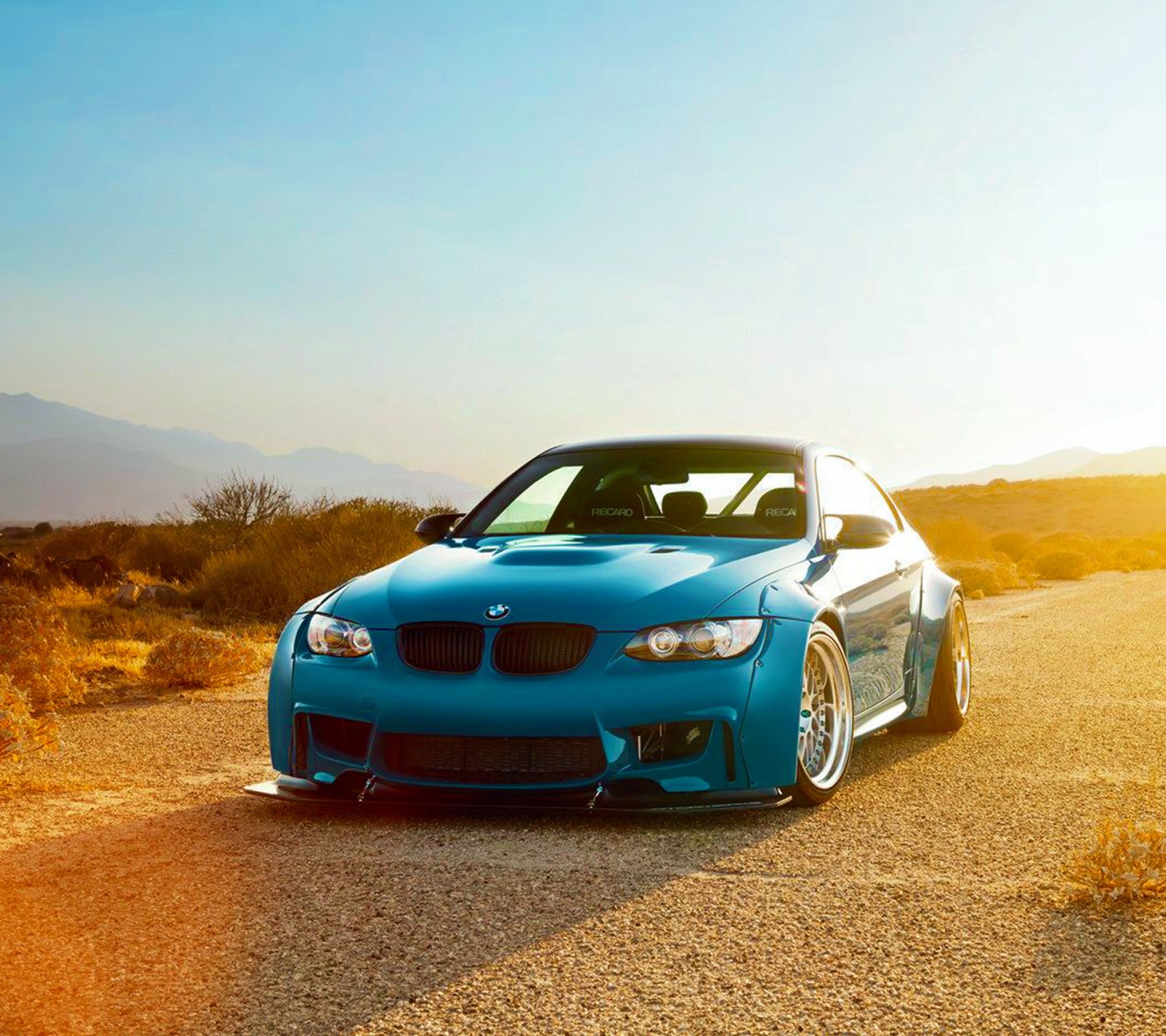 Téléchargez le fond d'écran bleu, bmw, désert, sable, coucher de soleil