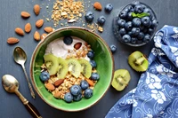 Tigela de muesli nutritiva com frutas frescas e nozes