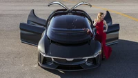 Futuristisches Konzeptauto mit eleganter Model in rotem Kleid