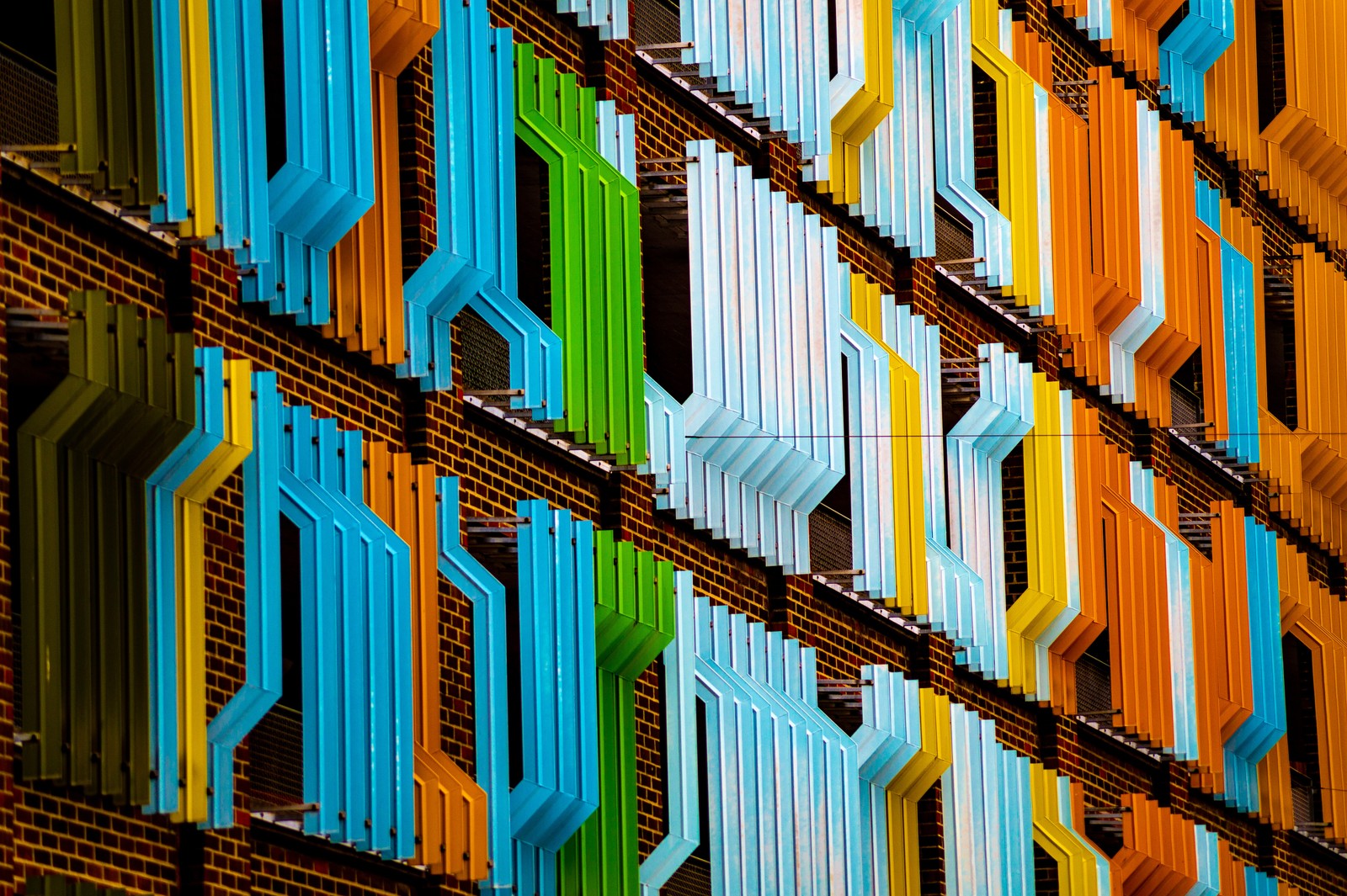 Ventanas de colores brillantes de un edificio con un reloj en el lado (fachada, arquitectura, edificio, azul, línea)