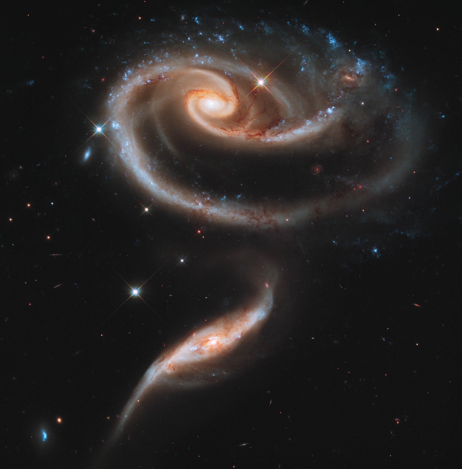 Un gros plan de deux objets en forme de galaxie spirale dans le ciel (étoile, objeto astronomique, atmosphère, télescope spatial hubble, espace)