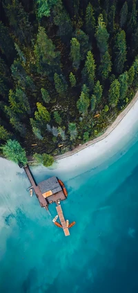 Ruhiger Strand Rückzugsort: Umarmung von azurblauen Gewässern und üppigem Grün