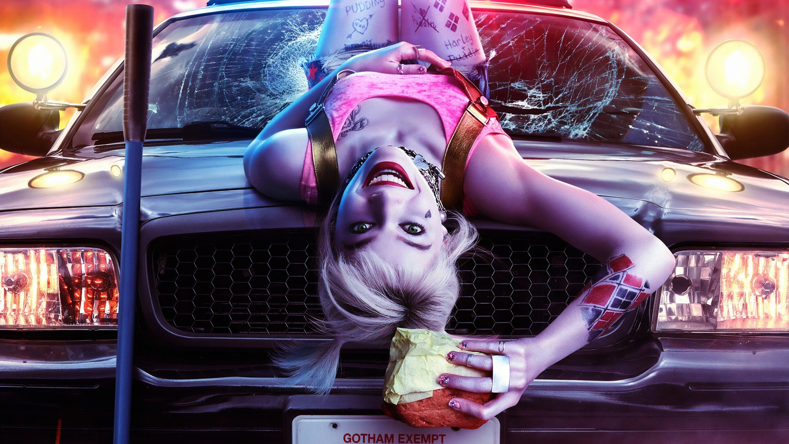 Femme blonde en tenue rose allongée sur une voiture avec un sandwich (oiseaux de proie, film, 2020, harley quinn, affiche)