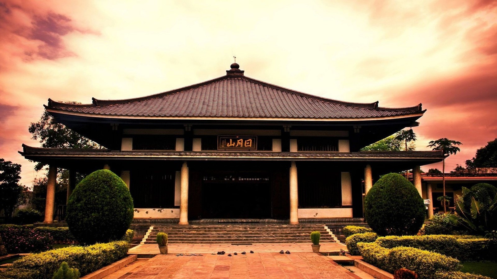 Vista árabe de uma pagode com um céu vermelho ao fundo (templo budista, templo, edifício, arquitetura, arquitetura chinesa)