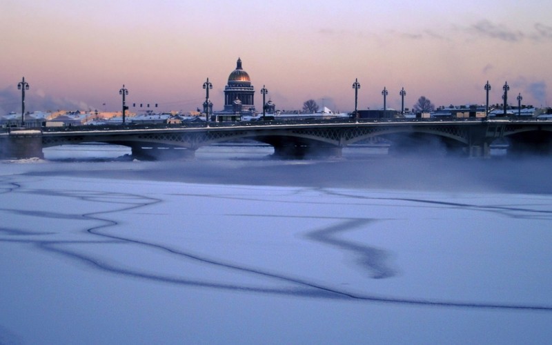 Мост над замерзшей водой с часовой башней на заднем плане (река нева, зима, река, мост, город)