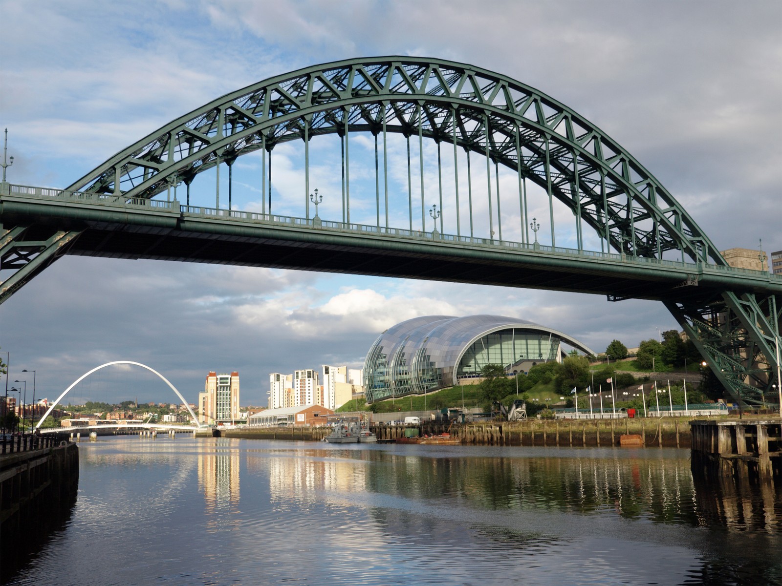 Descargar fondo de pantalla puente de tyne, puente del milenio de gateshead, gateshead millennium bridge, puente, puente de arco