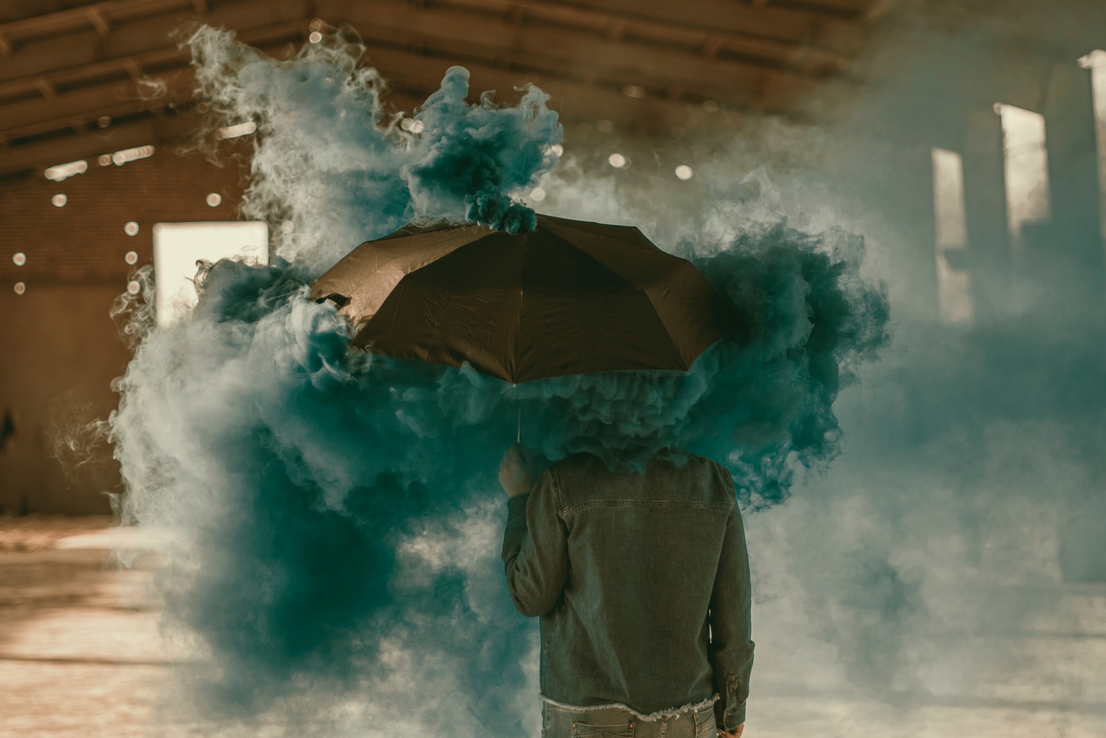 A fumaça do aromatizador está sendo lançada ao ar por uma pessoa com um guarda-chuva (fumaça colorida, cor, mundo, azul, turquesa)