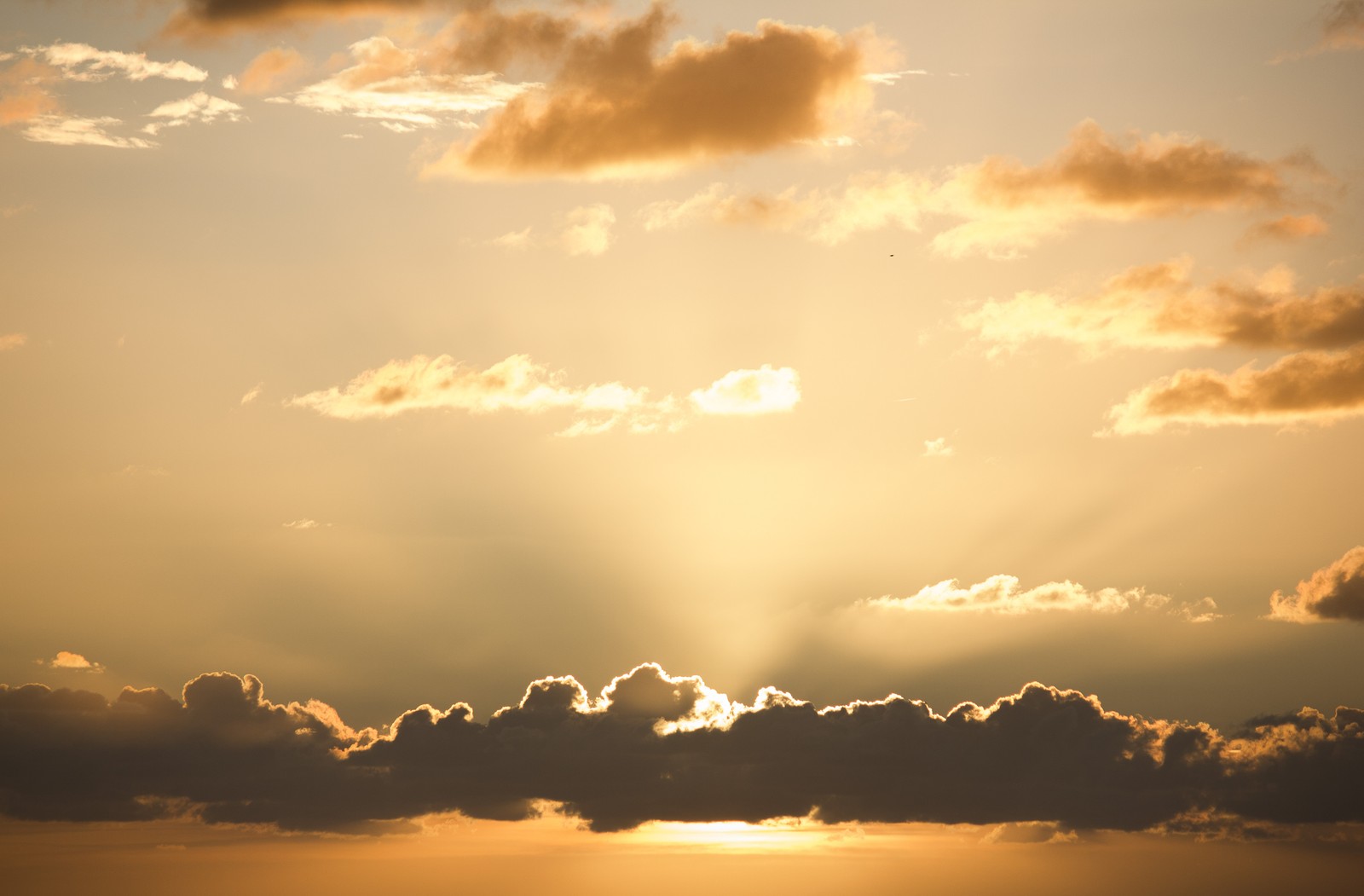 Image aérienne de cerfs-volants volant dans le ciel au coucher de soleil avec un nuage (nuage, coucher de soleil, youtube, atmosphère, journée)