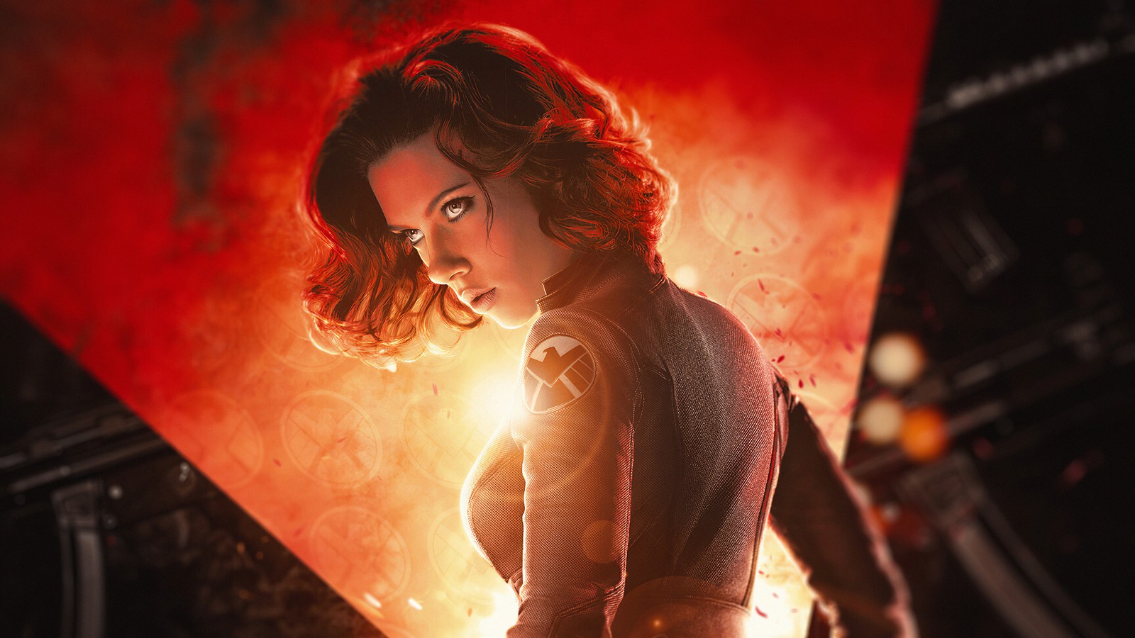 Una mujer en un disfraz de viuda negra frente a un fondo rojo (viuda negra 2020, black widow 2020, película, scarlet johansson, natasha romanoff)