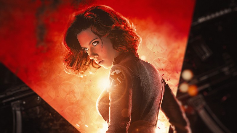 Женщина в костюме черной вдовы на красном фоне (черная вдова 2020, black widow 2020, фильм, scarlet johansson, наташа романoff)