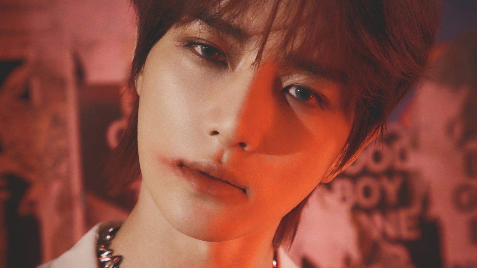 Primer plano de una persona con un collar en el cuello (txt, kpop, 투모로우바이투게더, tomorrow x together, k pop)