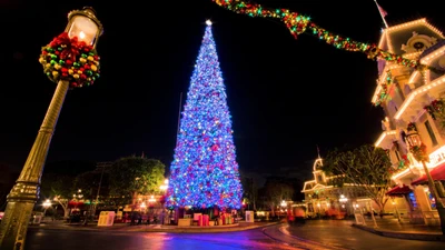 Árbol de Navidad iluminado vibrante adornado con guirnalda colorida en un hito festivo nocturno