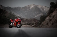 Motocicleta Honda en una carretera de montaña contra un cielo escénico