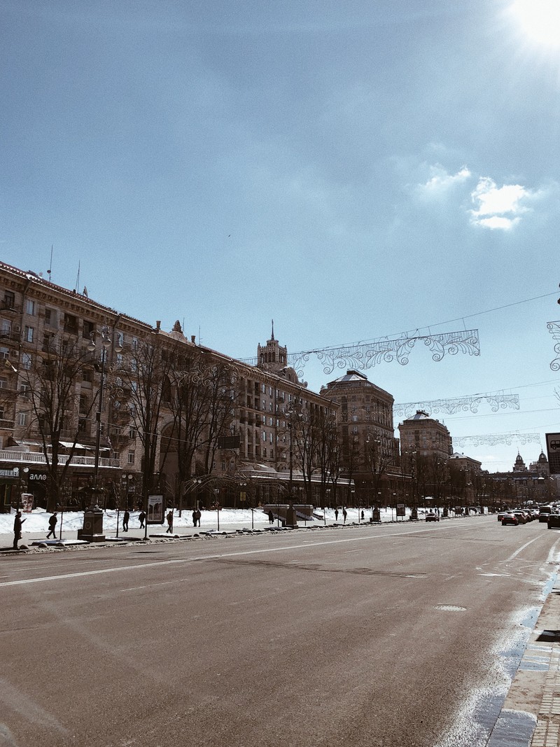 На улице много зданий и часовня (дорожное покрытие, город, общественное пространство, улица, городской дизайн)