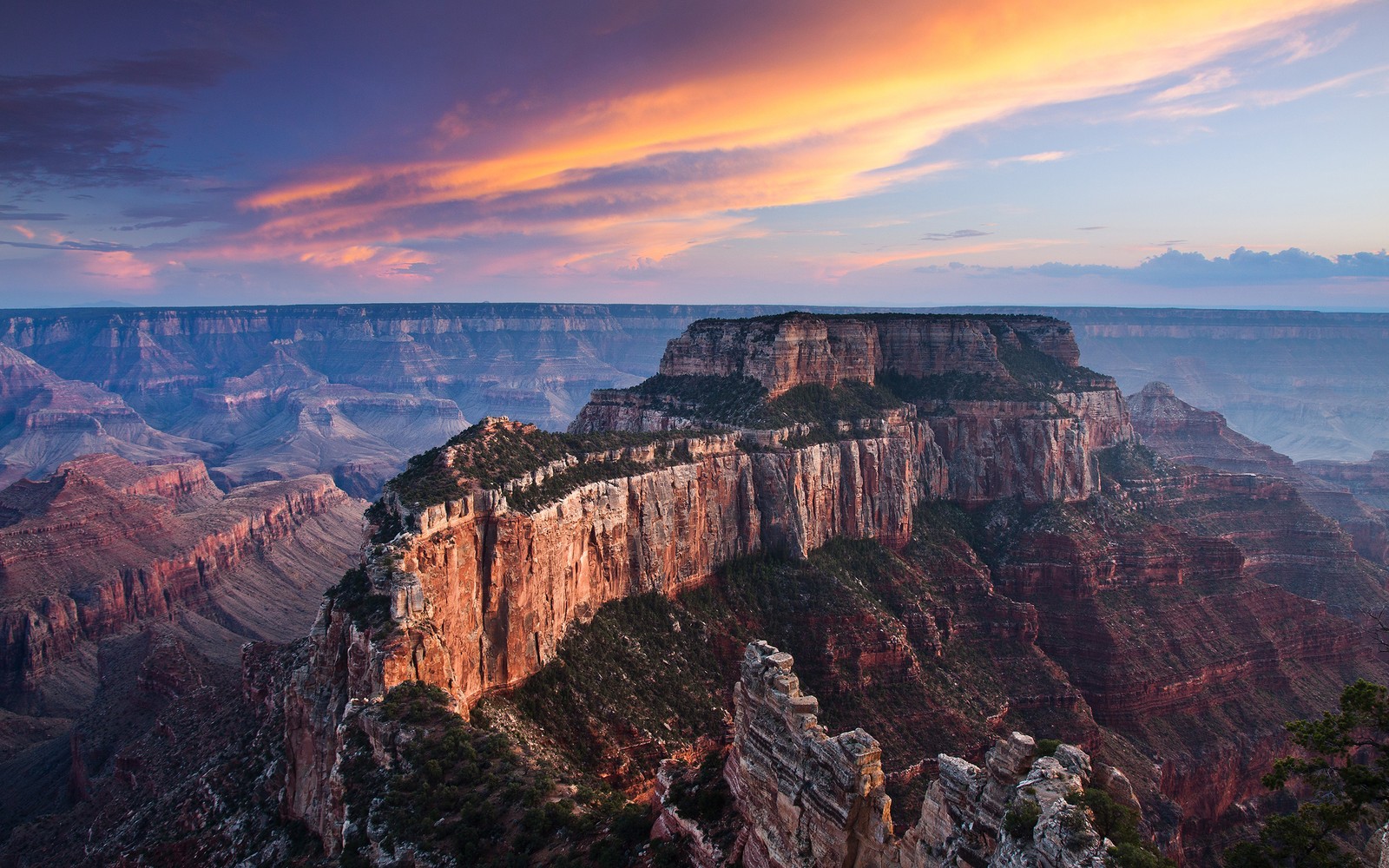 Aussicht auf den grand canyon bei sonnenuntergang vom rand des grand canyon (grand canyon, canyon, formation, felswand, nationalpark)