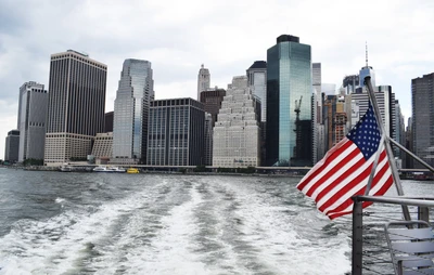 Vista del horizonte de la ciudad de Nueva York desde el transporte acuático, mostrando rascacielos icónicos y el vibrante paisaje urbano.