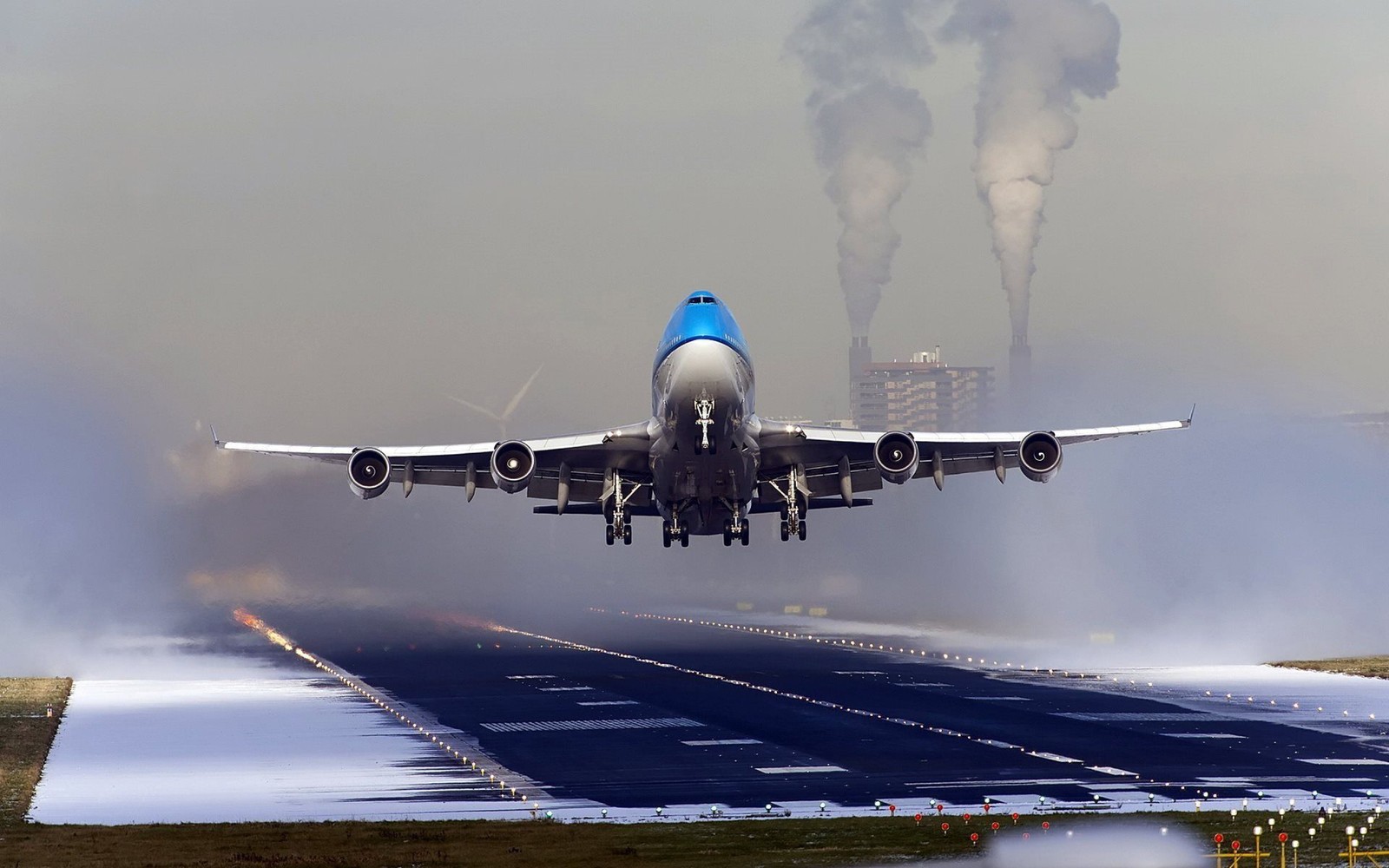 Um avião pousando na pista com fumaça saindo da parte de trás (boeing 747, aeronave, boeing, aviação, linha aérea)