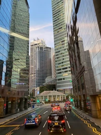 Städtische Landschaft von Singapur: Hohe Architektur und belebte Straßen