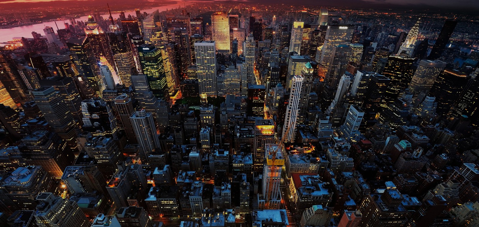 Vista de una ciudad de noche desde la cima de un rascacielos (nueva york, new york city, paisaje urbano, metrópolis, área urbana)