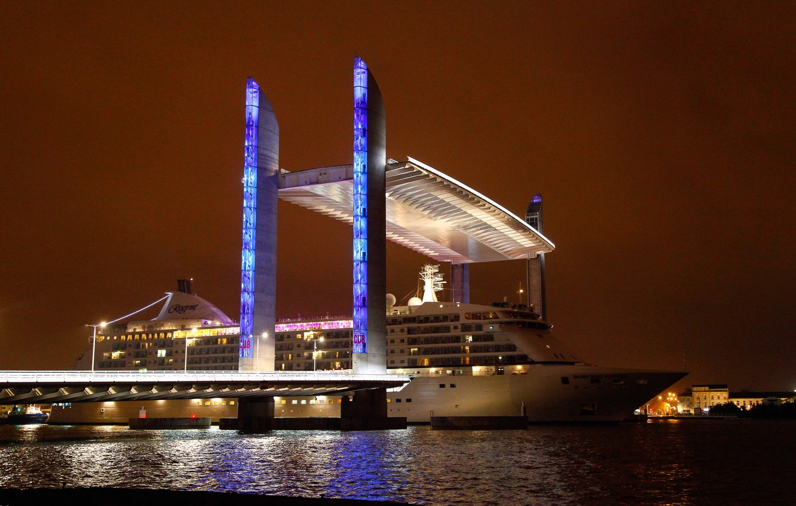 Um cruzeiro atracado no porto à noite (ponte, noite, arquitetura, iate de luxo, ópera)