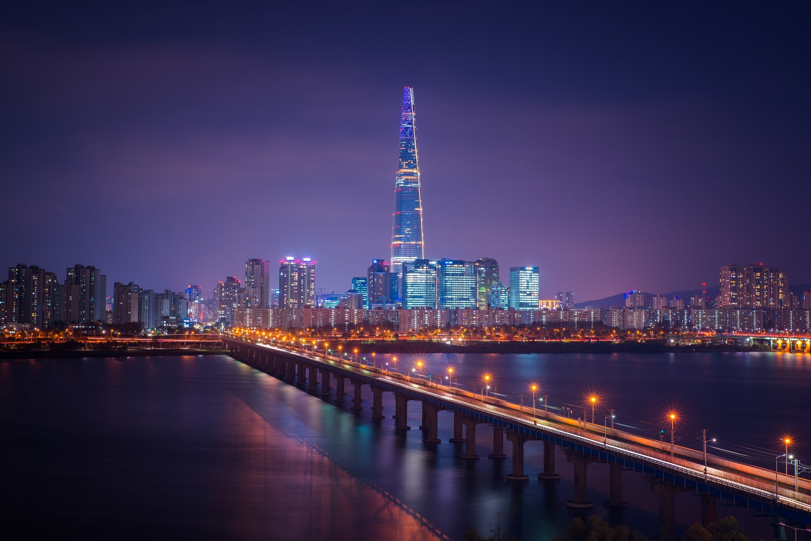 Вид на городской горизонт ночью с мостом (lotte tower, сеул, городской пейзаж, мост, ночь)