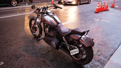 Moto Harley Davidson personnalisée sur une rue pluvieuse