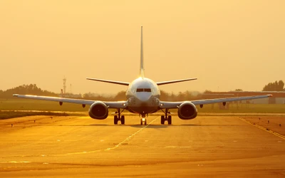 Boeing 737 au coucher du soleil : Un avion majestueux sur la piste