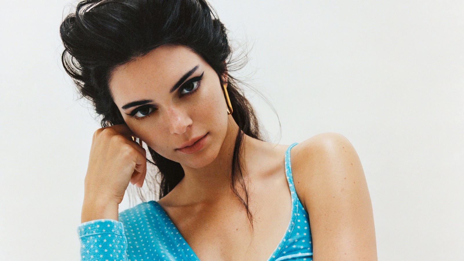 Femme arabe en robe bleue posant pour une photo (kendall jenner, brunette, modèle, célébrité, femmes)