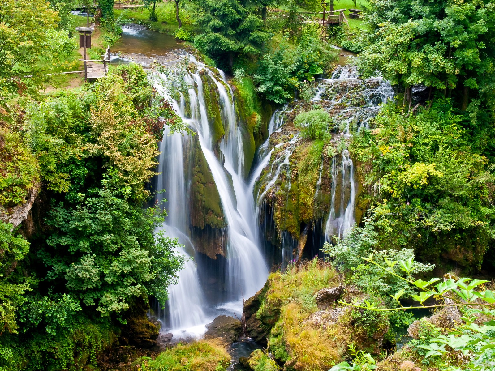 Una vista de una cascada en medio de un bosque (parque nacional de los lagos de plitvice, plitvice lakes national park, cascada, naturaleza, recursos hídricos)