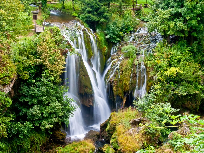 Вид на водопад посреди леса (национальный парк плитвицкие озера, plitvice lakes national park, водопад, природа, водные ресурсы)