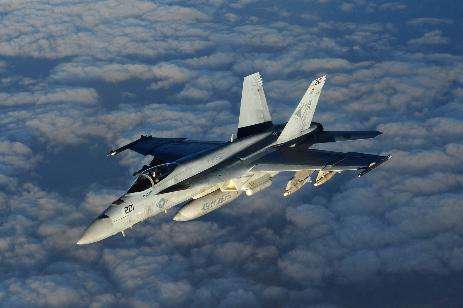 Un jet de chasse afghan volant dans les airs avec des nuages en arrière-plan (boeing fa 18ef super hornet, boeing f a 18e f super hornet, avion militaire, aéronef, avion)