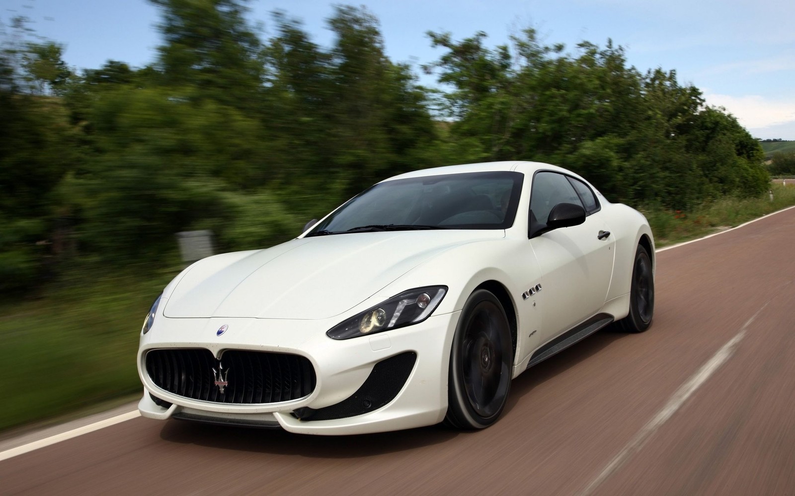 Белый maserati едет по дороге рядом с лесом (масерати грантуризмо, maserati, машина, спортивный автомобиль, суперкар)