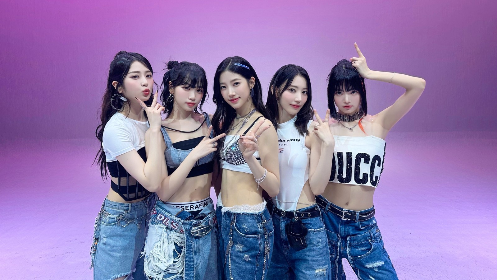 Un groupe de filles asiatiques posant pour une photo dans un studio (le sserafim, chanteurs de k pop, kim chaewon, sakura miyawaki, huh yunjin)