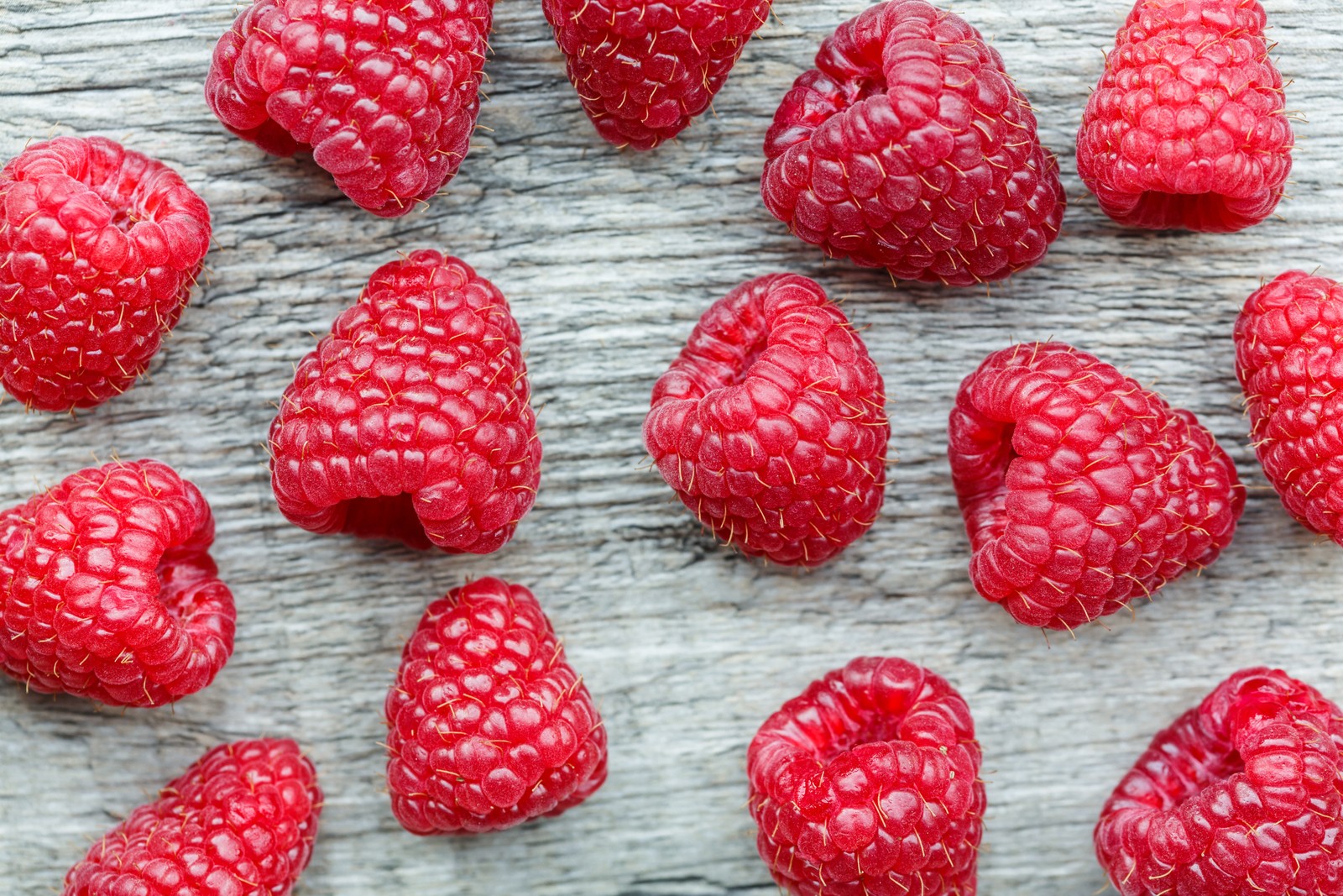 Un gros plan de framboises sur une surface en bois (framboise, baie, framboise rouge, fruit, fraise)