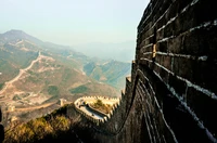 Majestätische Aussicht auf die Chinesische Mauer in Badaling mit Blick auf das bergige Terrain