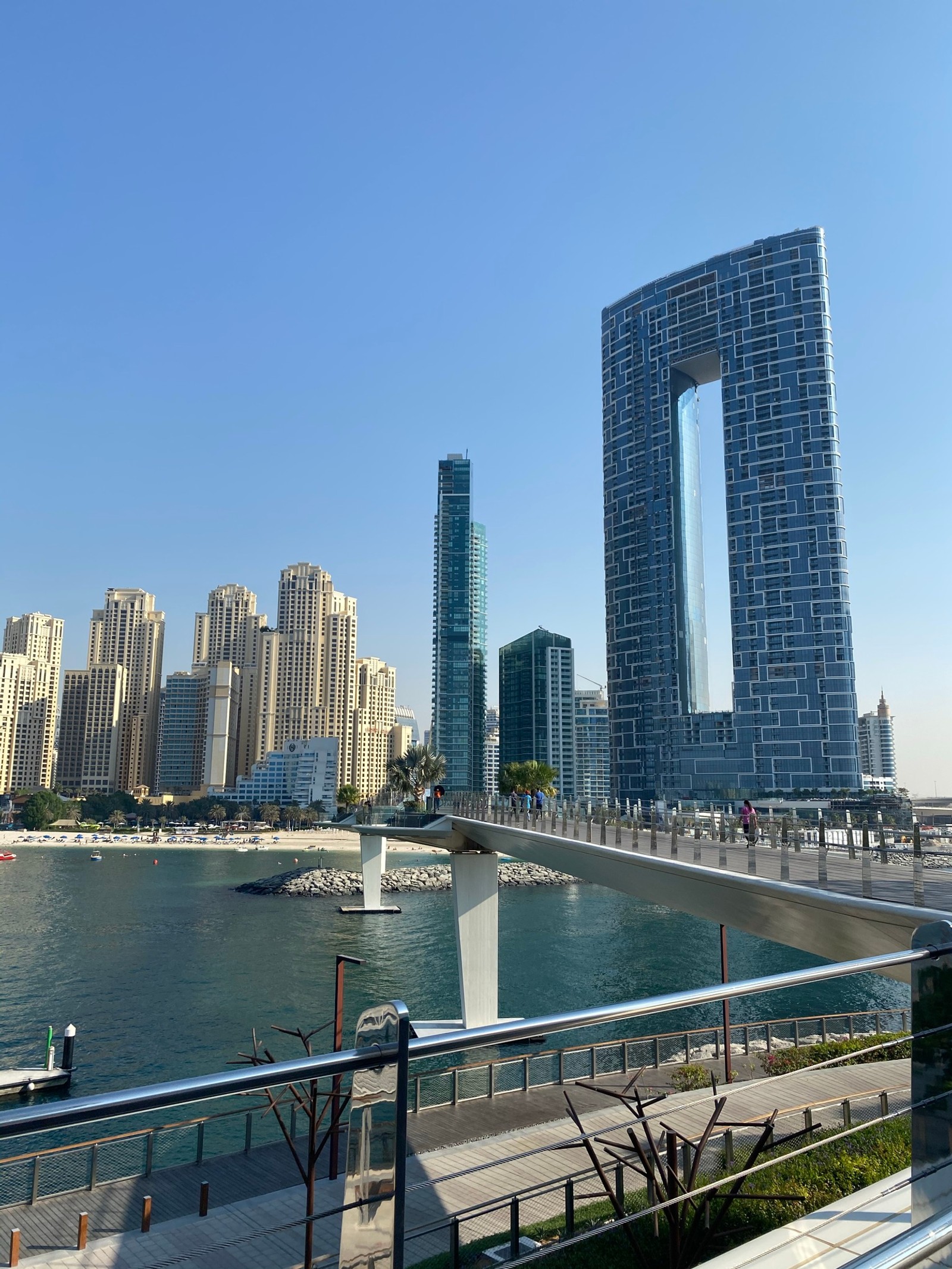 Vista aérea de um horizonte de cidade com uma ponte e um barco na água (dubai, dia, bloco de torre, metrópole, propriedade)