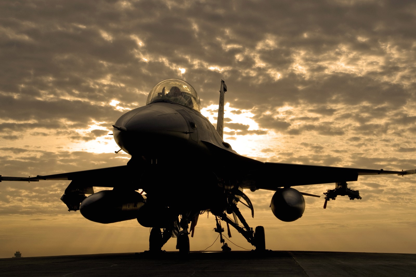 Imagem artística na pista ao entardecer com nuvens ao fundo (aeronave militar, aeronave, aviação, força aérea, avião de combate)