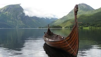 Barco largo vikingo en un fiordo sereno