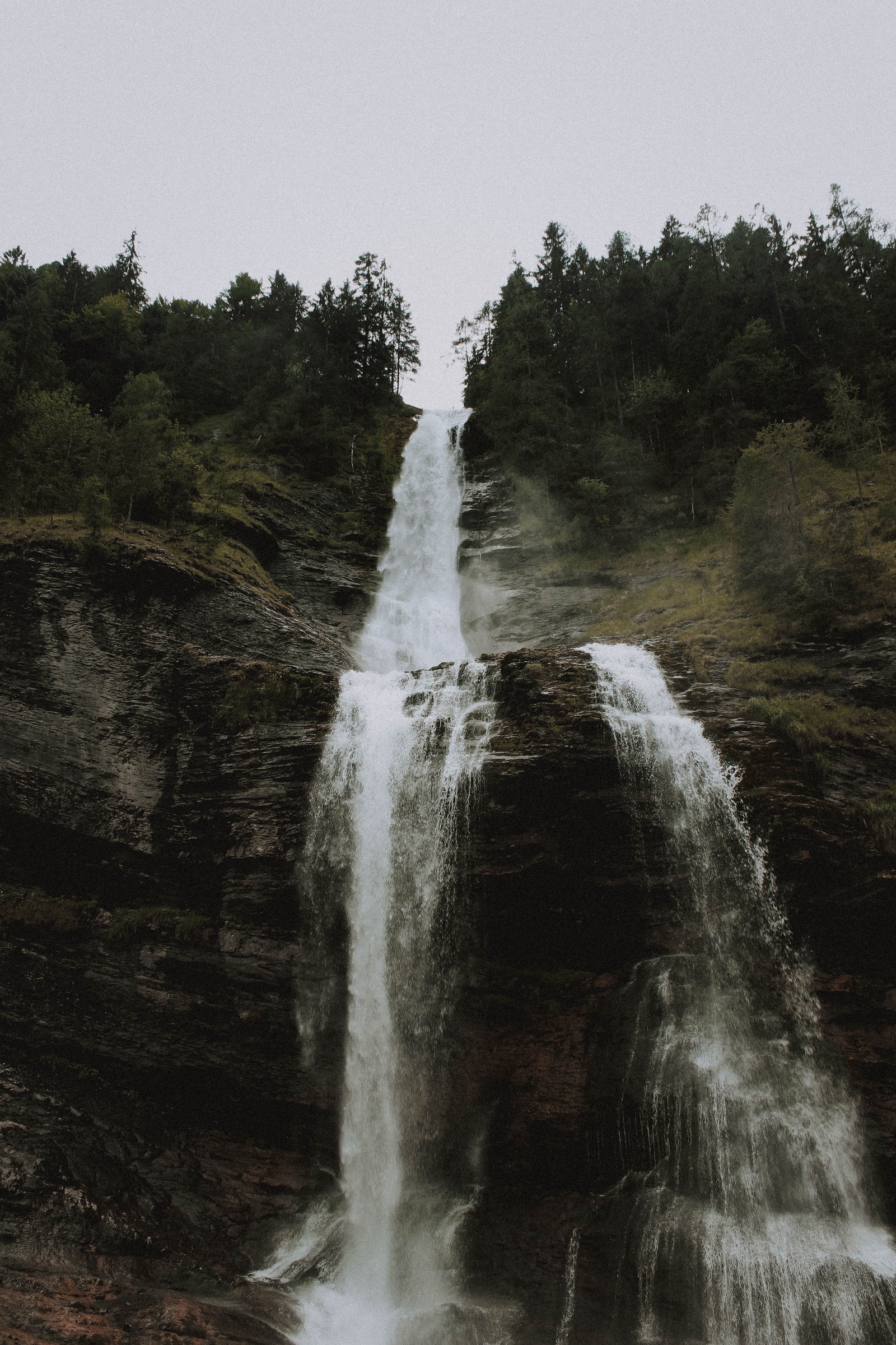 Uma cachoeira que desce por um lado da colina (cachoeira, recursos hídricos, corpo de água, água, natureza)