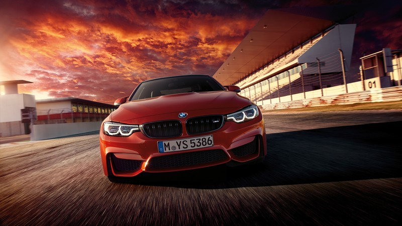 Bmw m4 купе едет по трассе на закате (спортивный автомобиль, bmw m3, bmw, машина, семейный автомобиль)