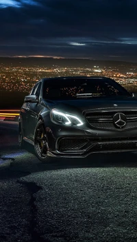 Elegante Mercedes negro por la noche con vista a las luces de la ciudad