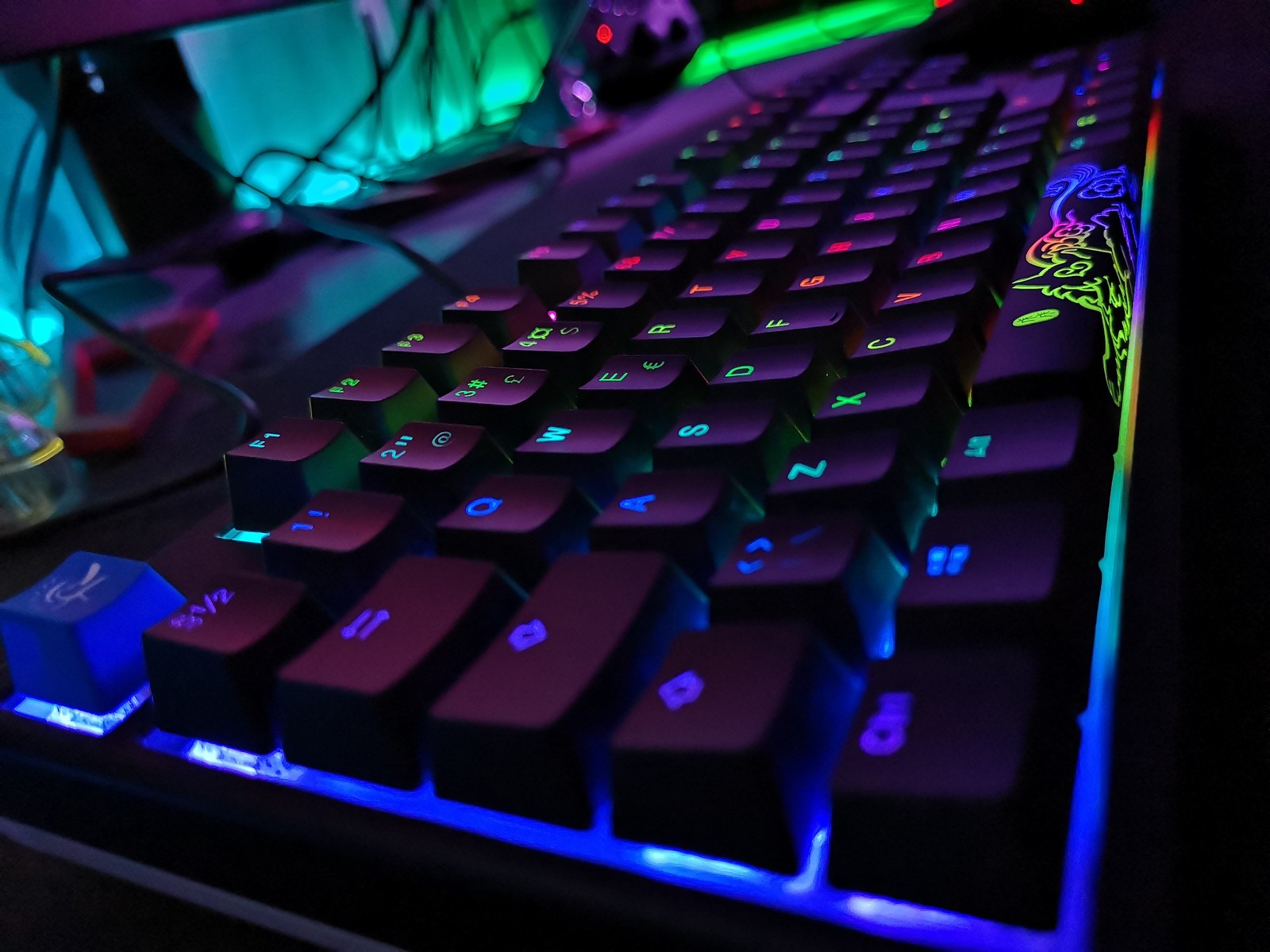 Gros plan d'un clavier avec une touche lumineuse (chroma, génial, fortnite, gaming, papier peint de jeu)