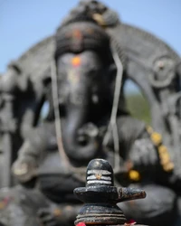 Shivling e escultura do Senhor Ganesha com presença divina