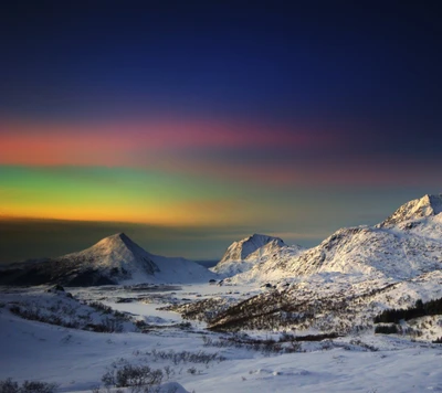 Lebendiger Himmel über schneebedeckten Bergen