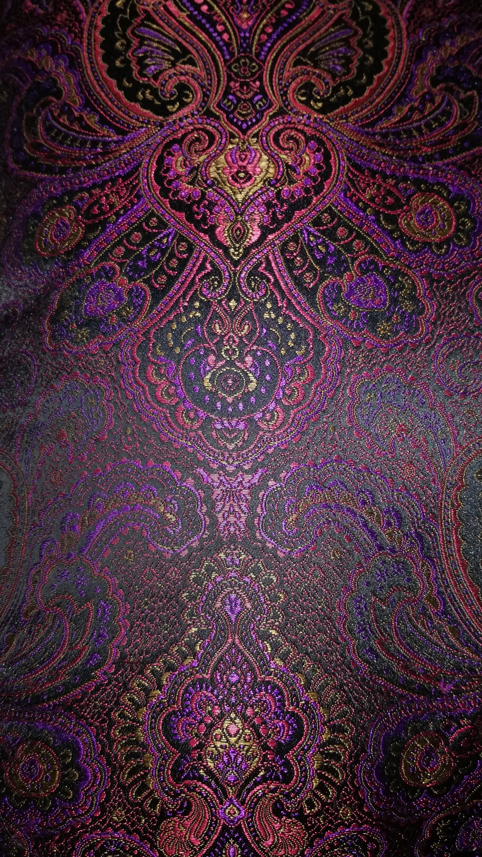 Um close-up de um padrão paisley em um fundo preto (2017, 2018, design, padrão, roxo)