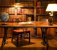 Biblioteca antiga elegante com livros e decoração clássica