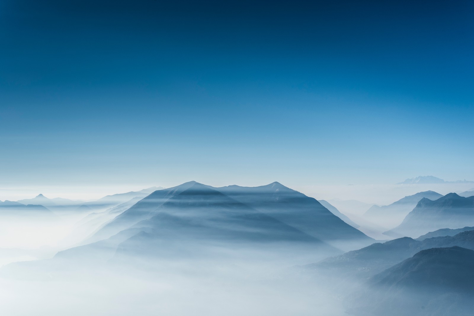 Lade gebirgskette, gebirgige landformen, natürliche landschaft, atmosphäre, wolke Hintergrund herunter