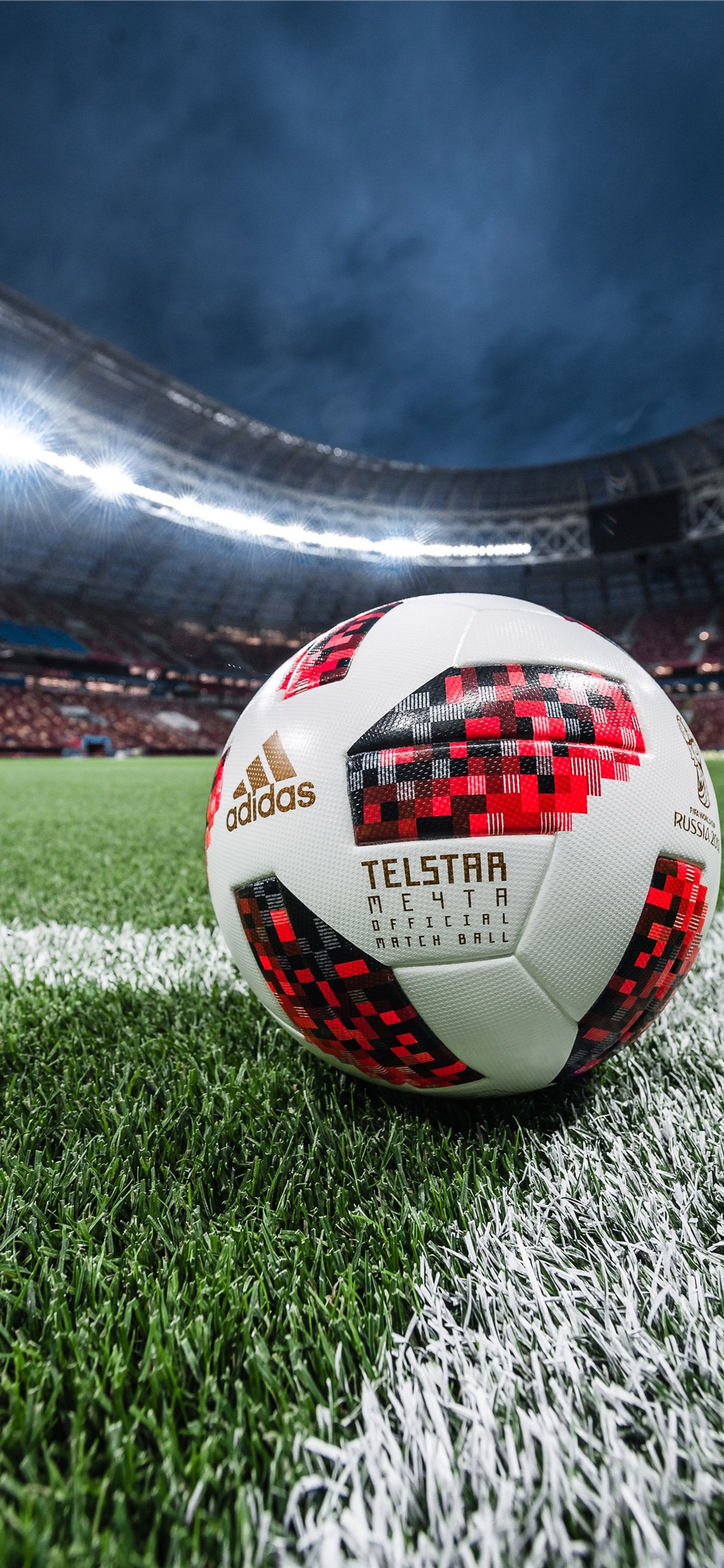 Il y a un ballon de football sur le terrain d'un stade (sports, telstar)