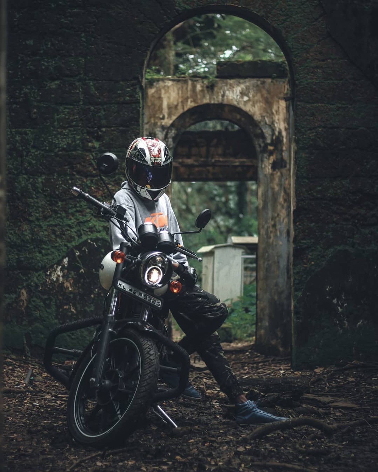 Un hombre sentado en una motocicleta en un túnel (royal enfield, classic 350, thunderbird 350x, clásico, thunderbird)