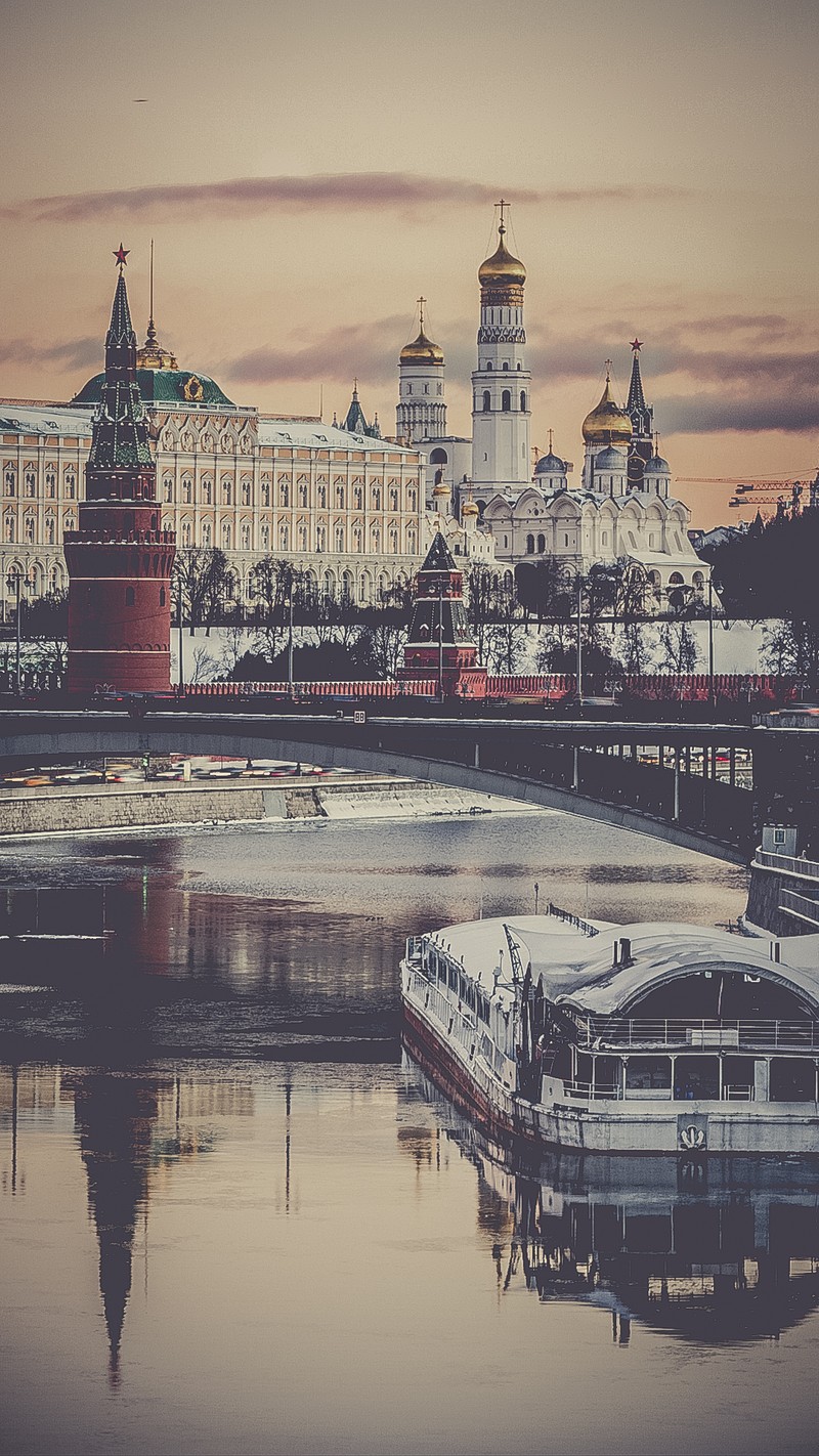 Лодки пришвартованы на воде перед большим зданием (кремль, kremlin, москва, россия, russia)